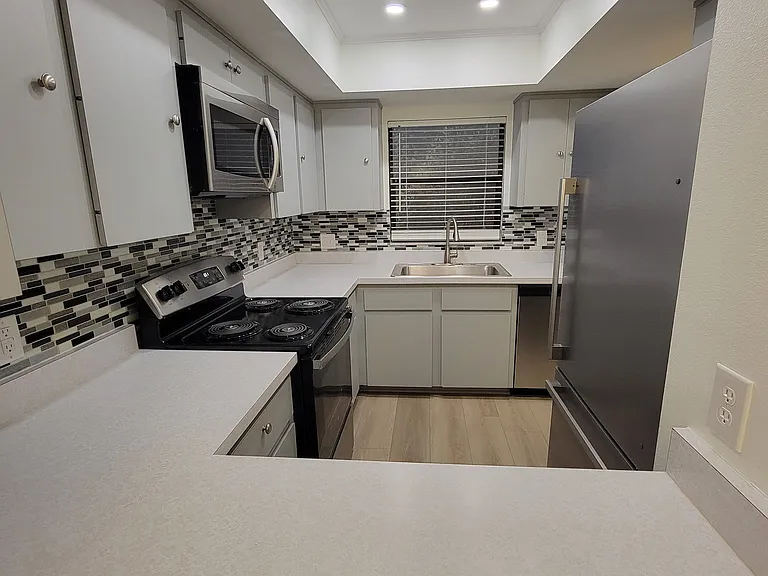 7237 Cloister Dr — Photo 2