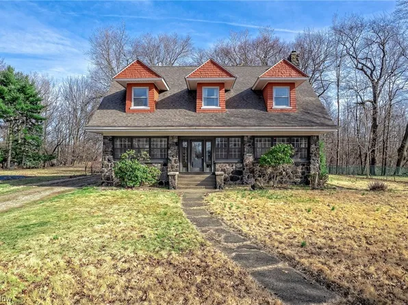 1000 Dillewood Rd, Cleveland, OH 44119