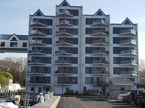 2nd image of 2964 Lakeshore Dr Unit W104