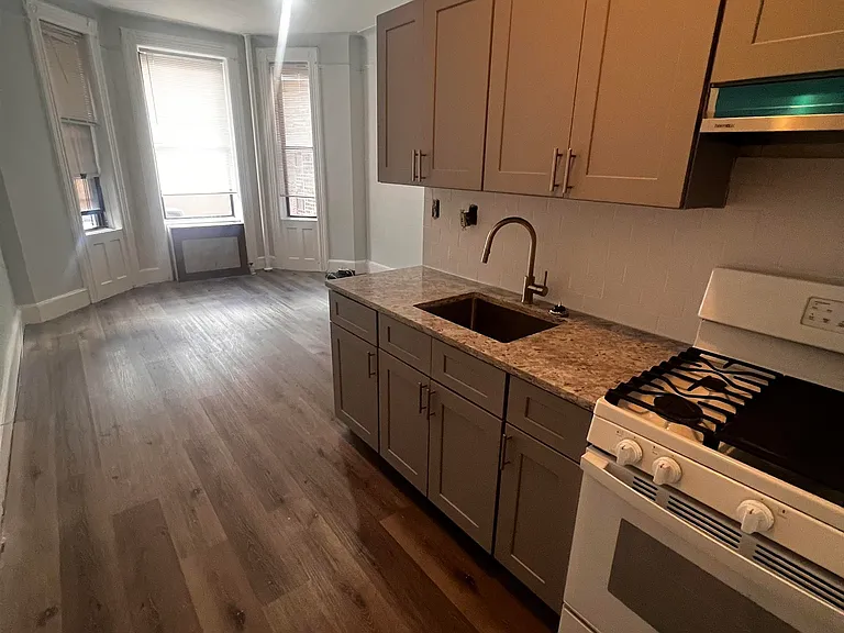 46 49th St — Photo 3
