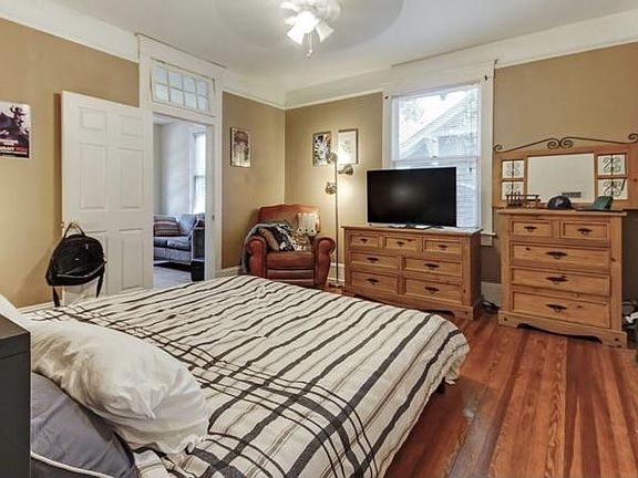 2nd image of 2529 Oak St #2529