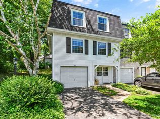 60 Hickory Ln, Cary, IL 60013