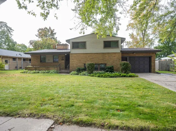 1406 Airfield Ln, Midland, MI 48642