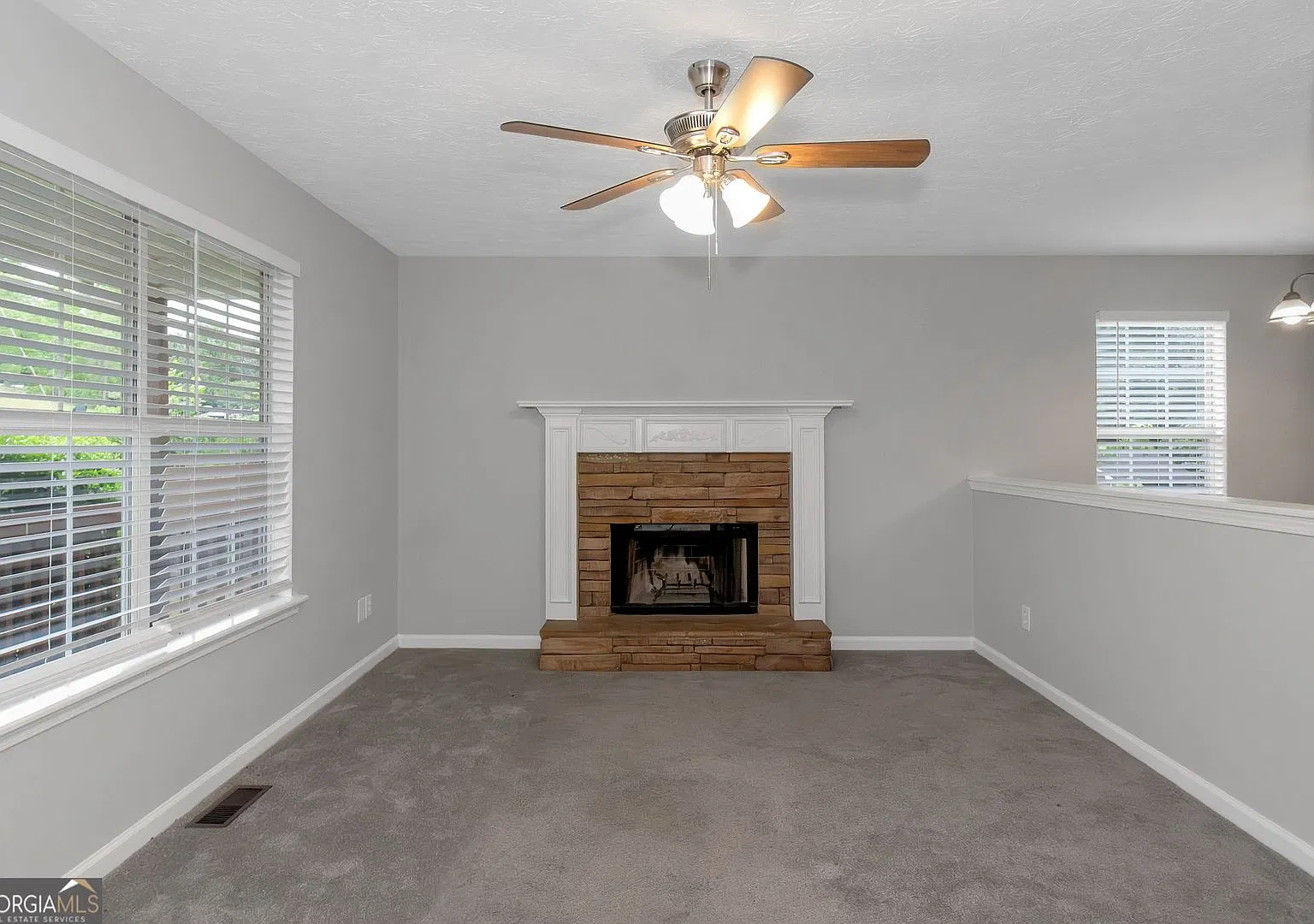 Impressive 3 Bedroom, 2 Bathroom Home — Photo 2