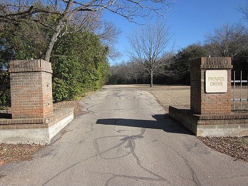 1st image of 700 Live Oak Dr