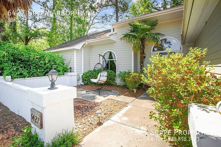 Furnished Coastal Retreat Near Wrightsville Beach In Desirable Masonboro Neighborhood — Photo 2
