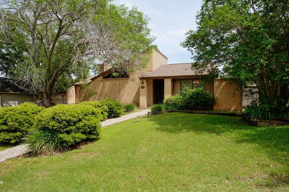 2408 Quail Hollow Drive — Photo 1