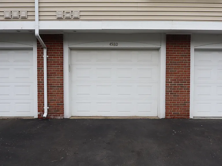 4580 Berkshire Dr — Photo 5