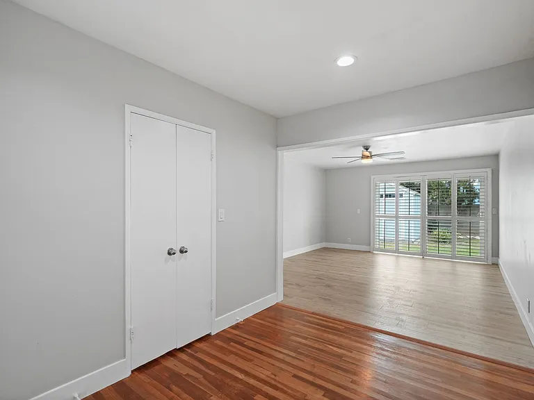 20450 Bassett St — Photo 15