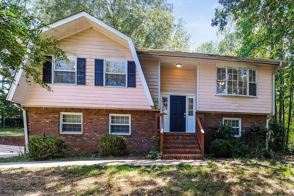 4 bed, 2.0 bath, 2831 sqft, $2,420 — Photo 1