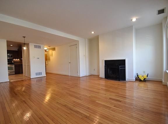 4th image of 322 Bainbridge St Unit E