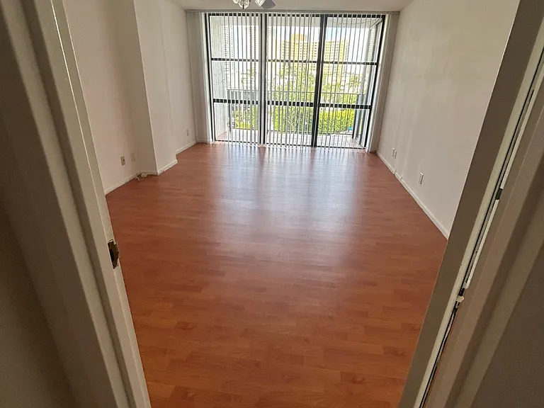 800 Parkview Dr #406 — Photo 13