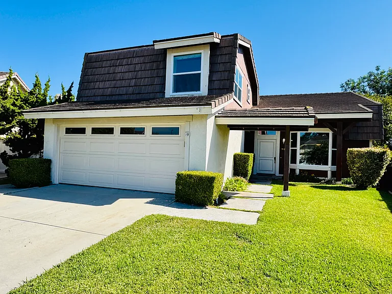 10 Coldbrook — Photo 1