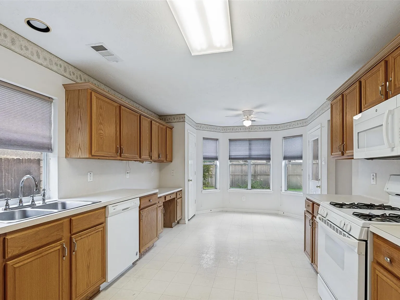 3 bed, 2.0 bath, 1851 sqft, $2,150 — Photo 3
