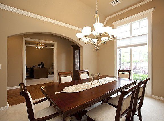 Spacious dining room 