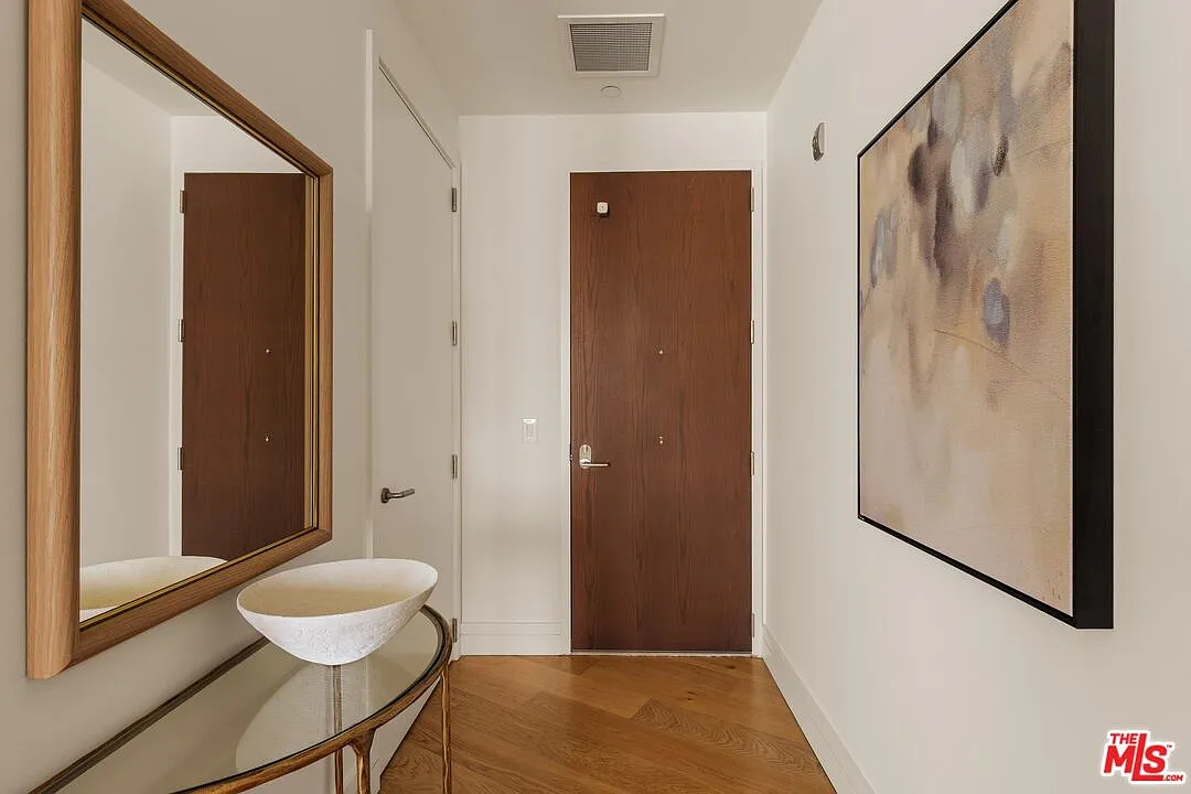 2 bed, 2.5 bath, 1723 sqft, $23,500 — Photo 2
