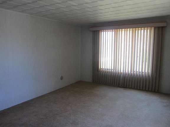4th image of 467 Evergreen St