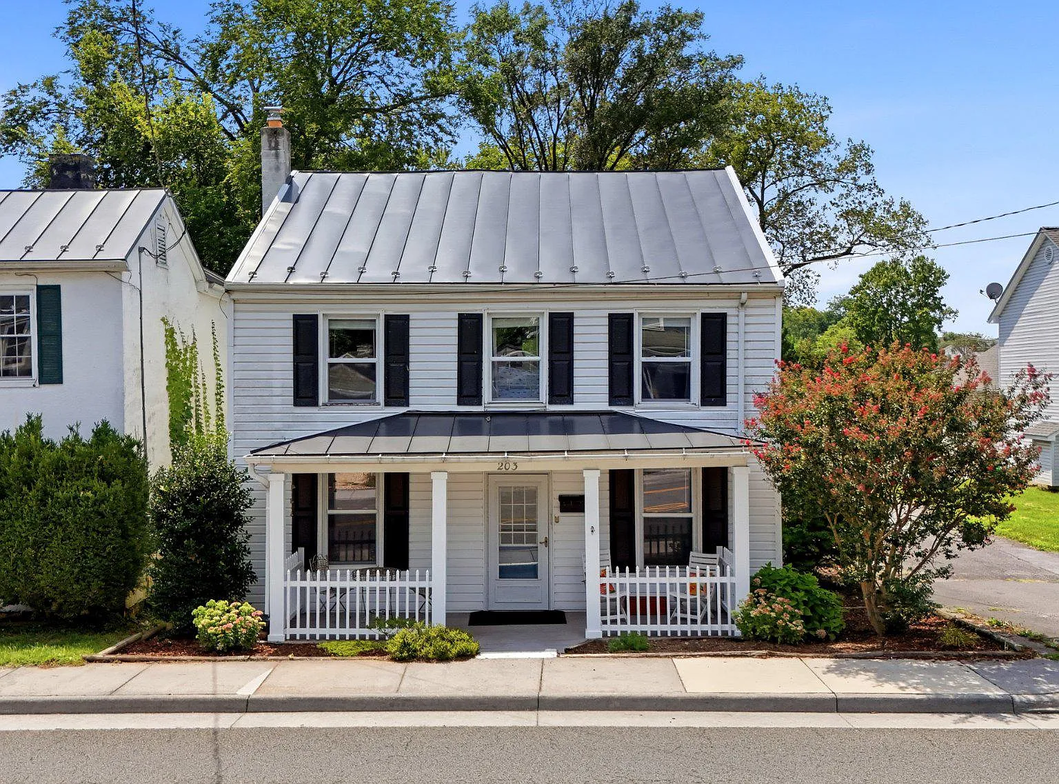 4 bed, 2.0 bath, 1848 sqft, $2,500 — Photo 1