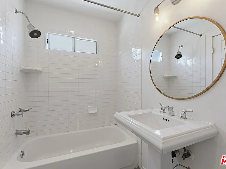 422 James St — Photo 16