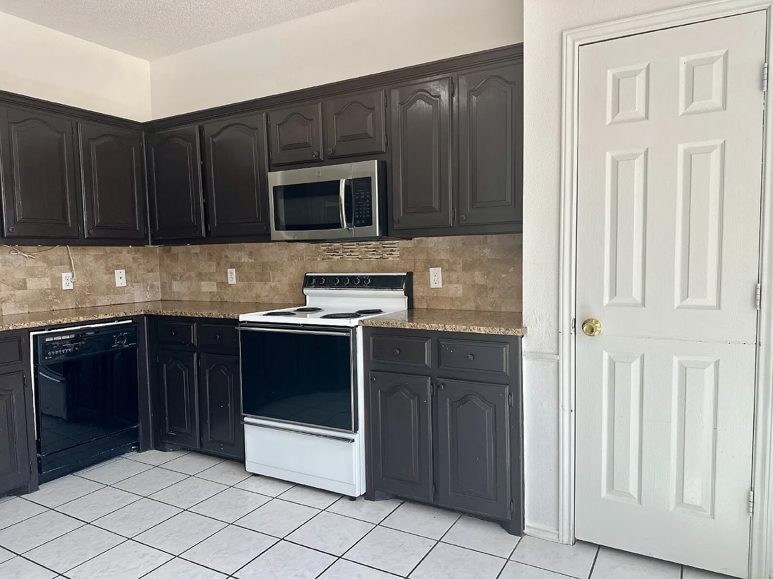 3 bed, 2.0 bath, 1262 sqft, $1,400 — Photo 4