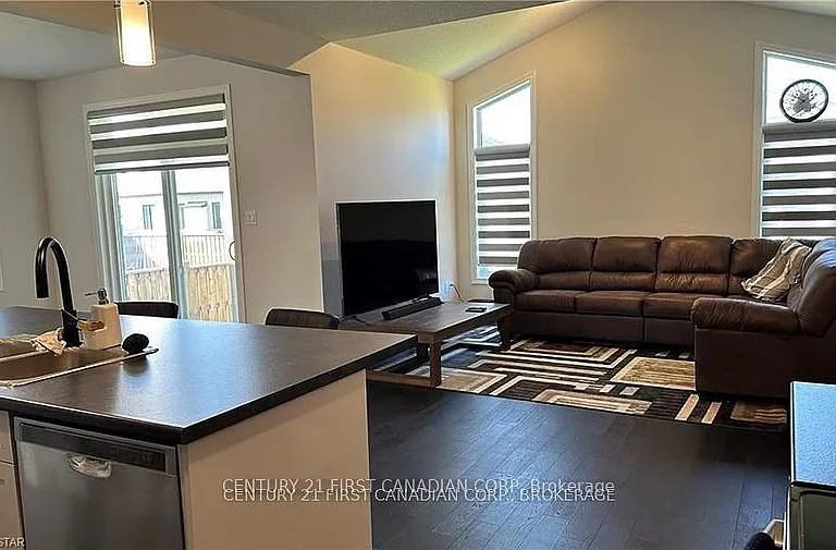 63 Royal Cres — Photo 11