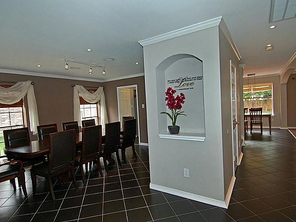 Entryway features lovely art niche and lovely tile