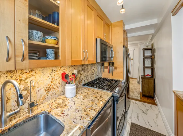 424 East 52nd Street image 5 of 9