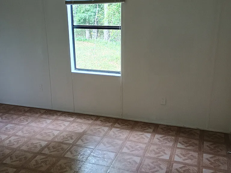 124 SE Laurence Ct — Photo 11