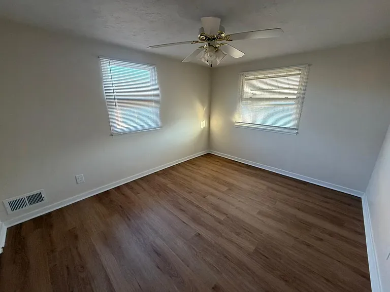 605 Thompson Ave — Photo 12