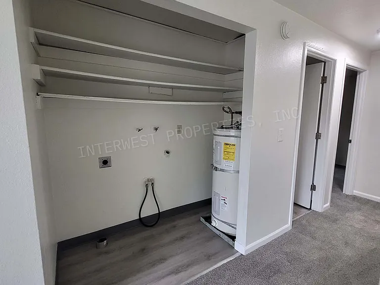 8231 N Fessenden St #9 — Photo 21