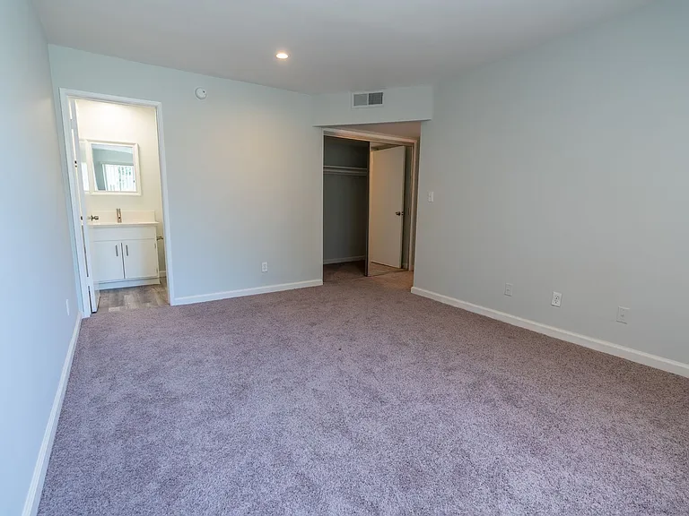 1635 North Martel Avenue — Photo 13