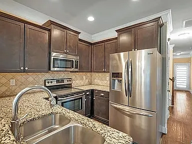 3 bed, 2.5 bath, 1840 sqft, $1,795 — Photo 3