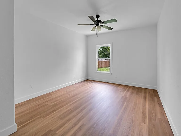 1818 Windsor Ave — Photo 12