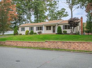 69 Truxton Rd, Dix Hills, NY 11746