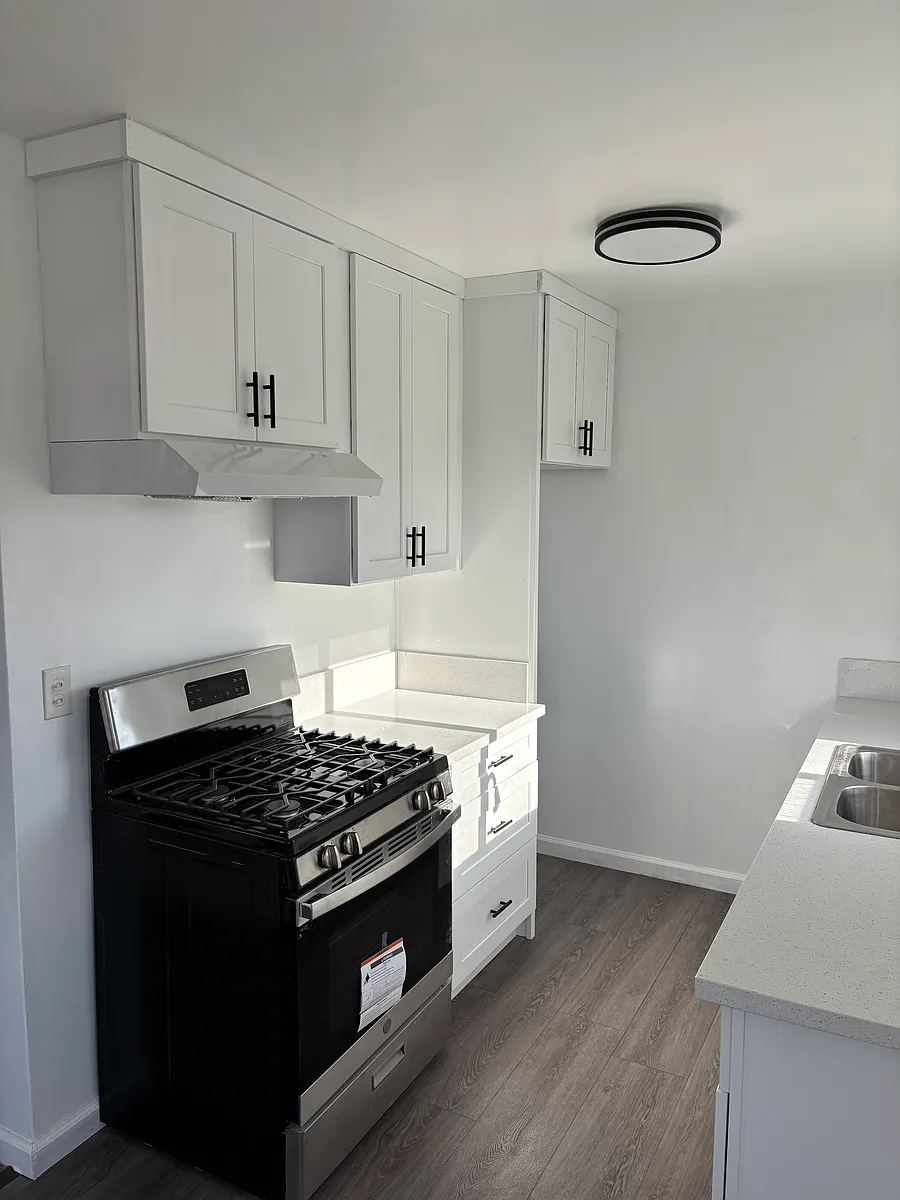 Building Photo - 512 E 99th St #4