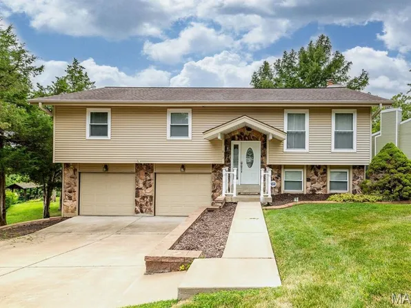 813 Edgewood Dr, Lake Saint Louis, MO 63367