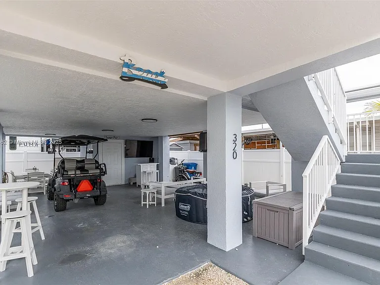 325 Calusa St — Photo 4