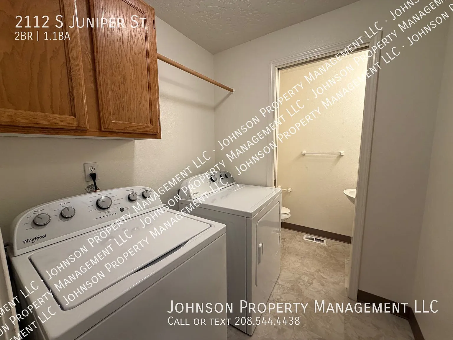 Charming 2-Bedroom Home with Garage & Fenced Backyard. — Photo 4