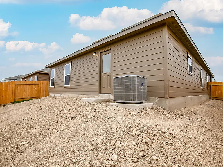 617 Riverdale Dr — Photo 6