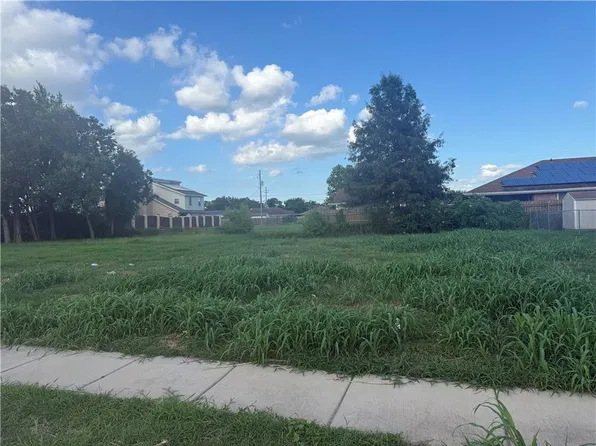 4688 Charlene Dr, New Orleans, LA 70127