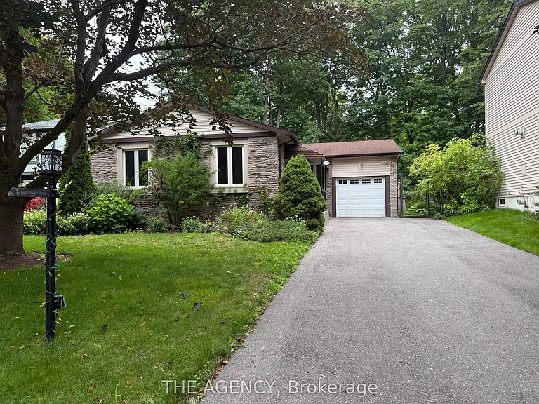 323 Waratah Ave — Photo 1