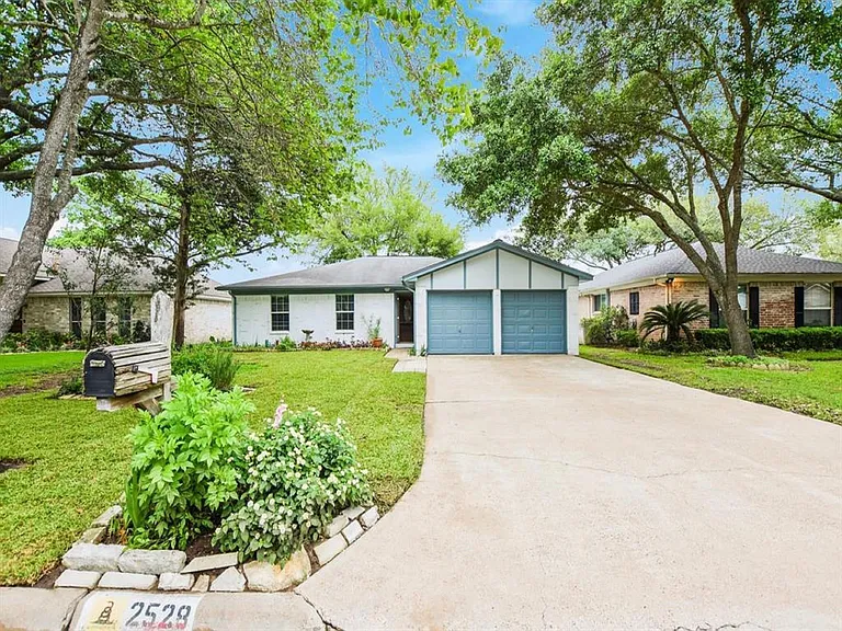 2528 Village Circle Dr — Photo 1