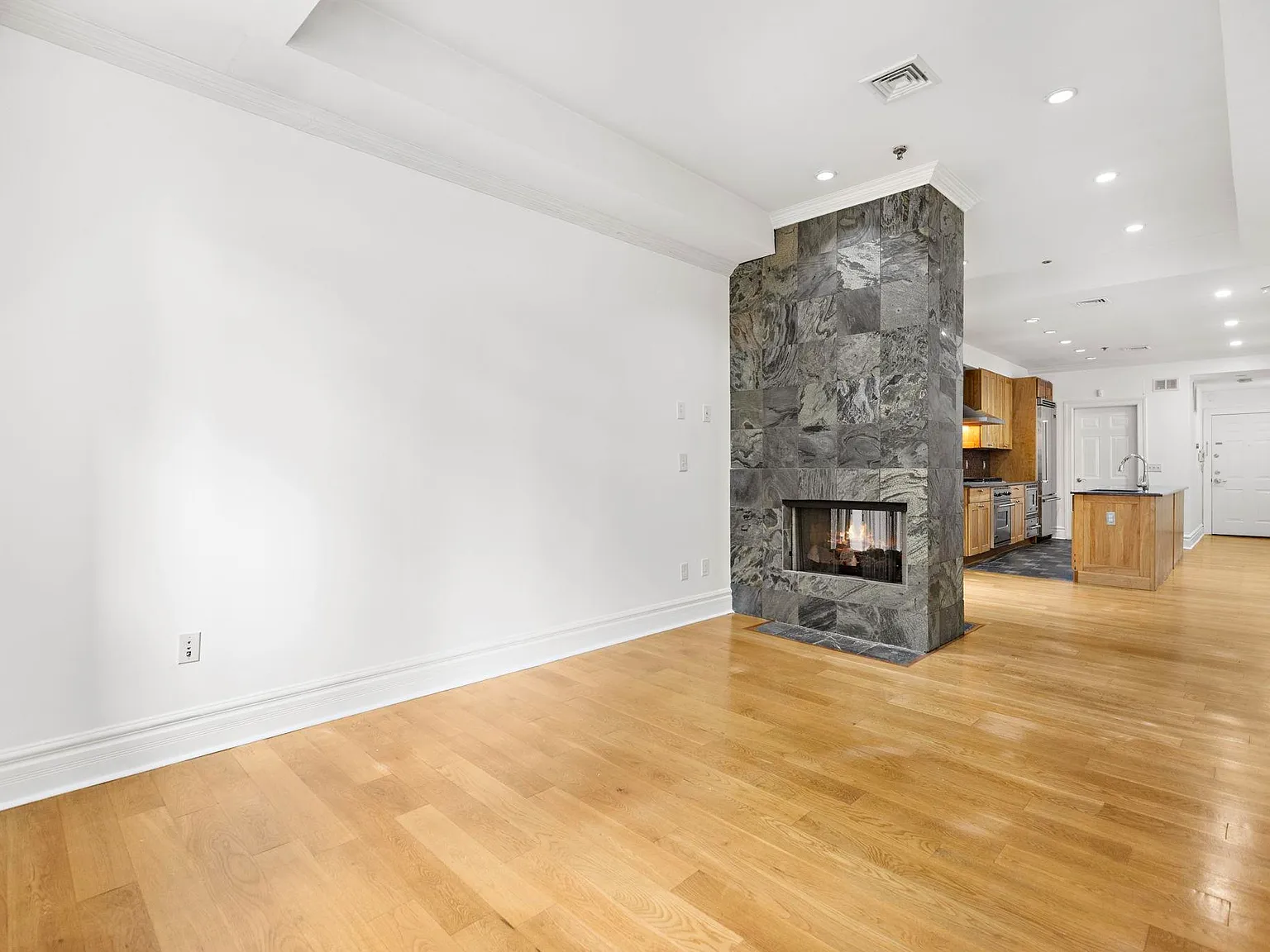 2 bed, 2.0 bath, 1037 sqft, $4,300 — Photo 3