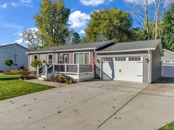 60 Carolina Ave, Marysville, MI 48040