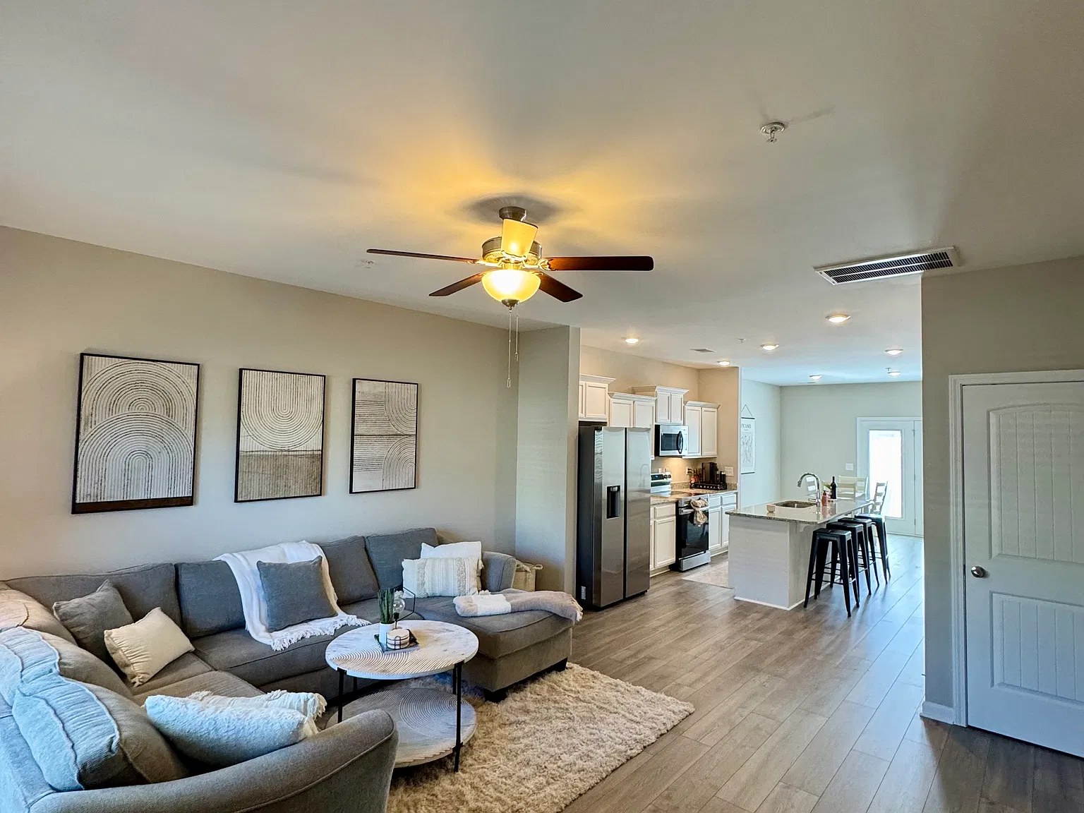 2 bed, 2.5 bath, 1307 sqft, $2,000 — Photo 3