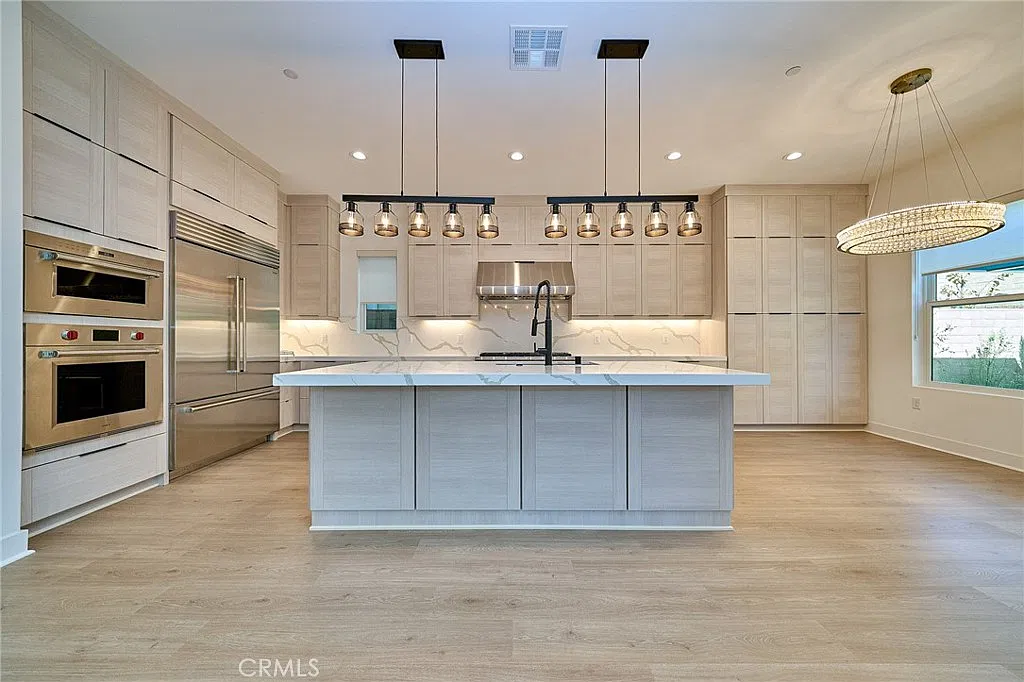 6 bed, 3892 sqft, $11,000 — Photo 3