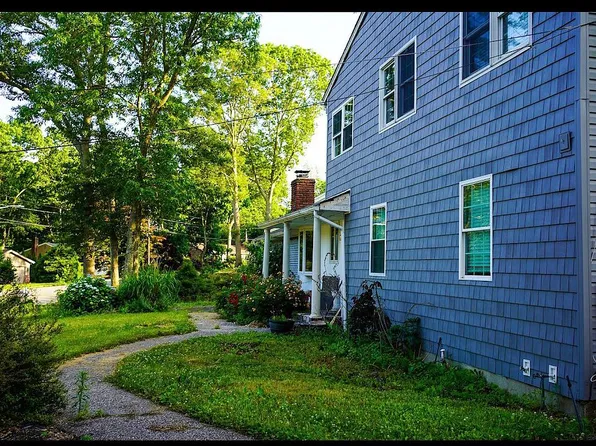 8 Mahogany Rd, Rocky Point, NY 11778
