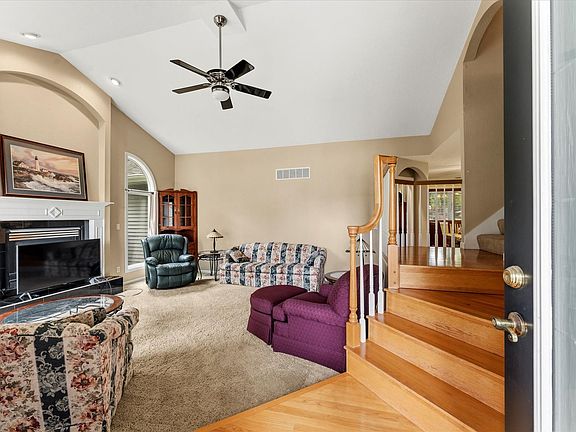 4th image of 13 Corrine Ct