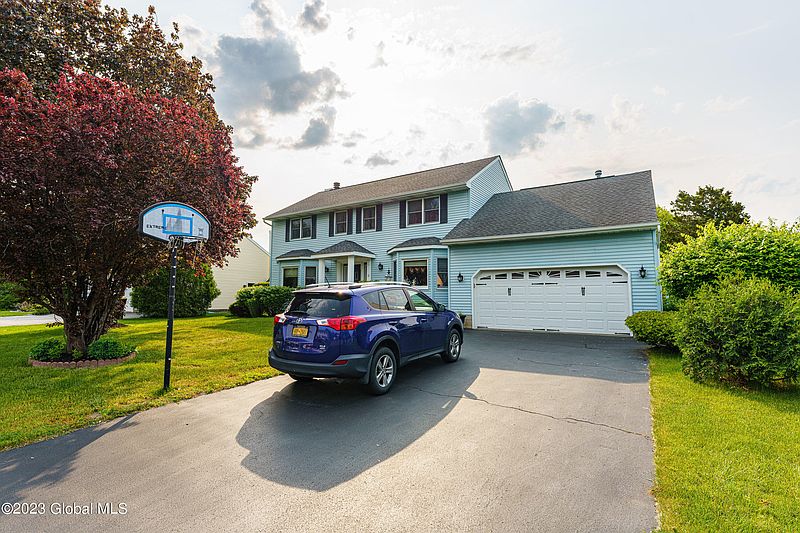 3rd image of 32 Berkshire Drive