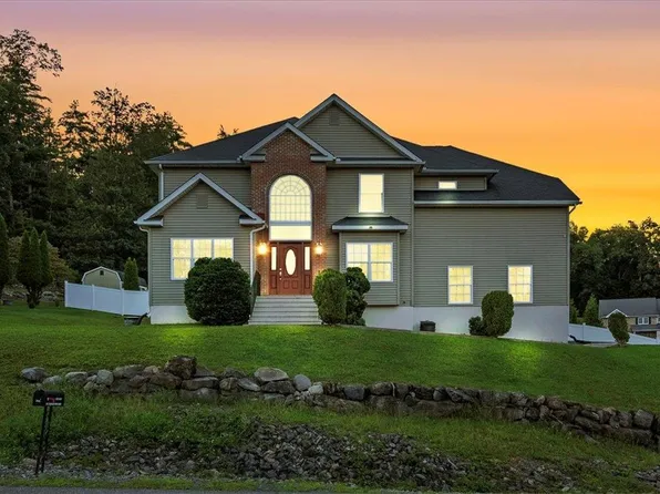 780 Wedgewood Lake Dr, Stroudsburg, PA 18360